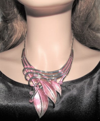 https://www.artistryjewelry.net/products/rhinestones-and-leaves-necklace-set
