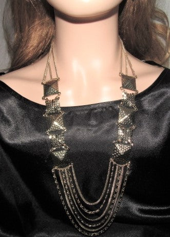 https://www.artistryjewelry.net/products/golden-treasure-necklace-set