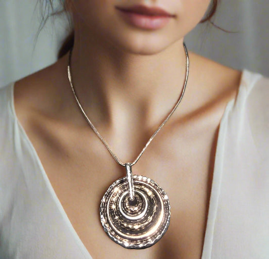 https://www.artistryjewelry.net/products/fantastic-hammered-circles-necklace-set