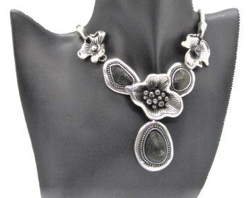 https://www.artistryjewelry.net/products/black-and-silver-flower-necklace-set