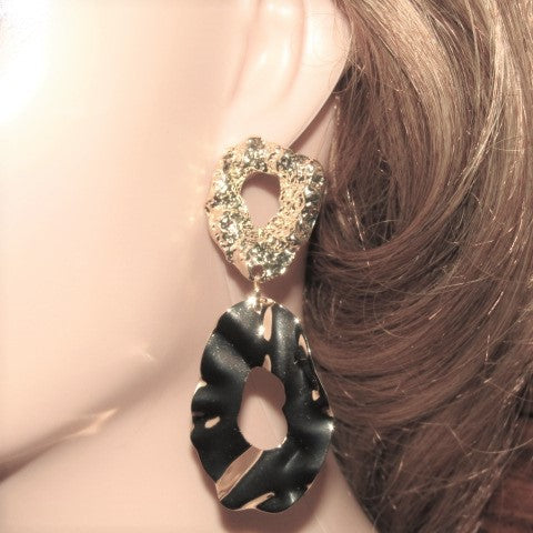 https://www.artistryjewelry.net/products/long-gold-geo-earrings