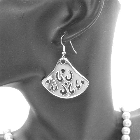 Go To: https://www.artistryjewelry.net/products/silver-beauty-necklace-set