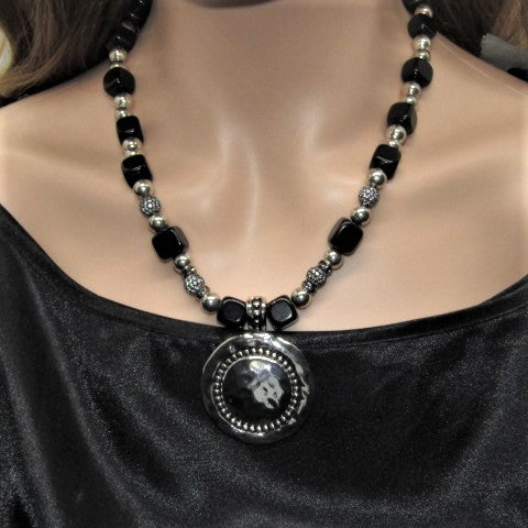 https://www.artistryjewelry.net/products/stunning-silver-and-black-necklace-set