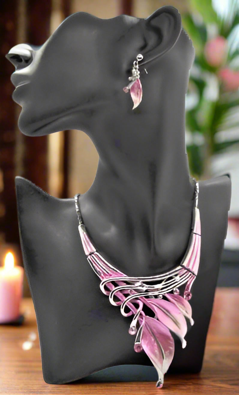 https://www.artistryjewelry.net/products/rhinestones-and-leaves-necklace-set