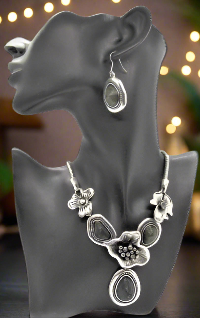 https://www.artistryjewelry.net/products/black-and-silver-flower-necklace-set
