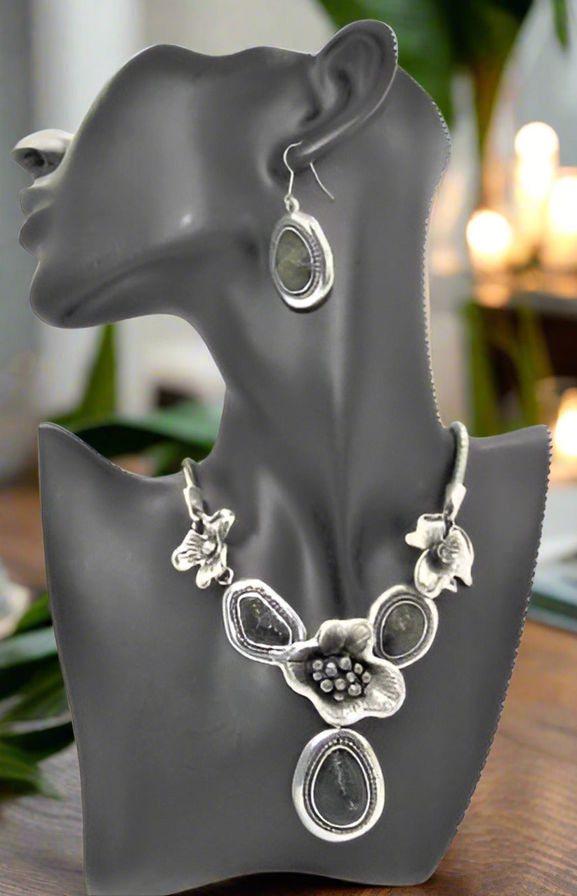 https://www.artistryjewelry.net/products/black-and-silver-flower-necklace-set