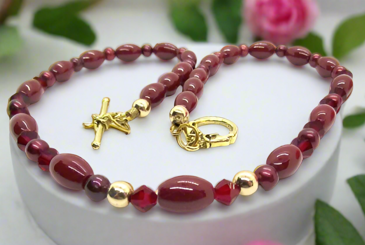 https://www.artistryjewelry.net/products/lovely-burgundy-surprise-necklace