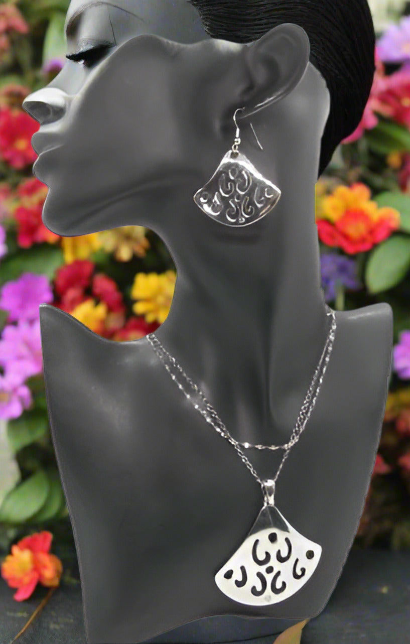 https://www.artistryjewelry.net/products/stunning-fancy-silver-necklace-set