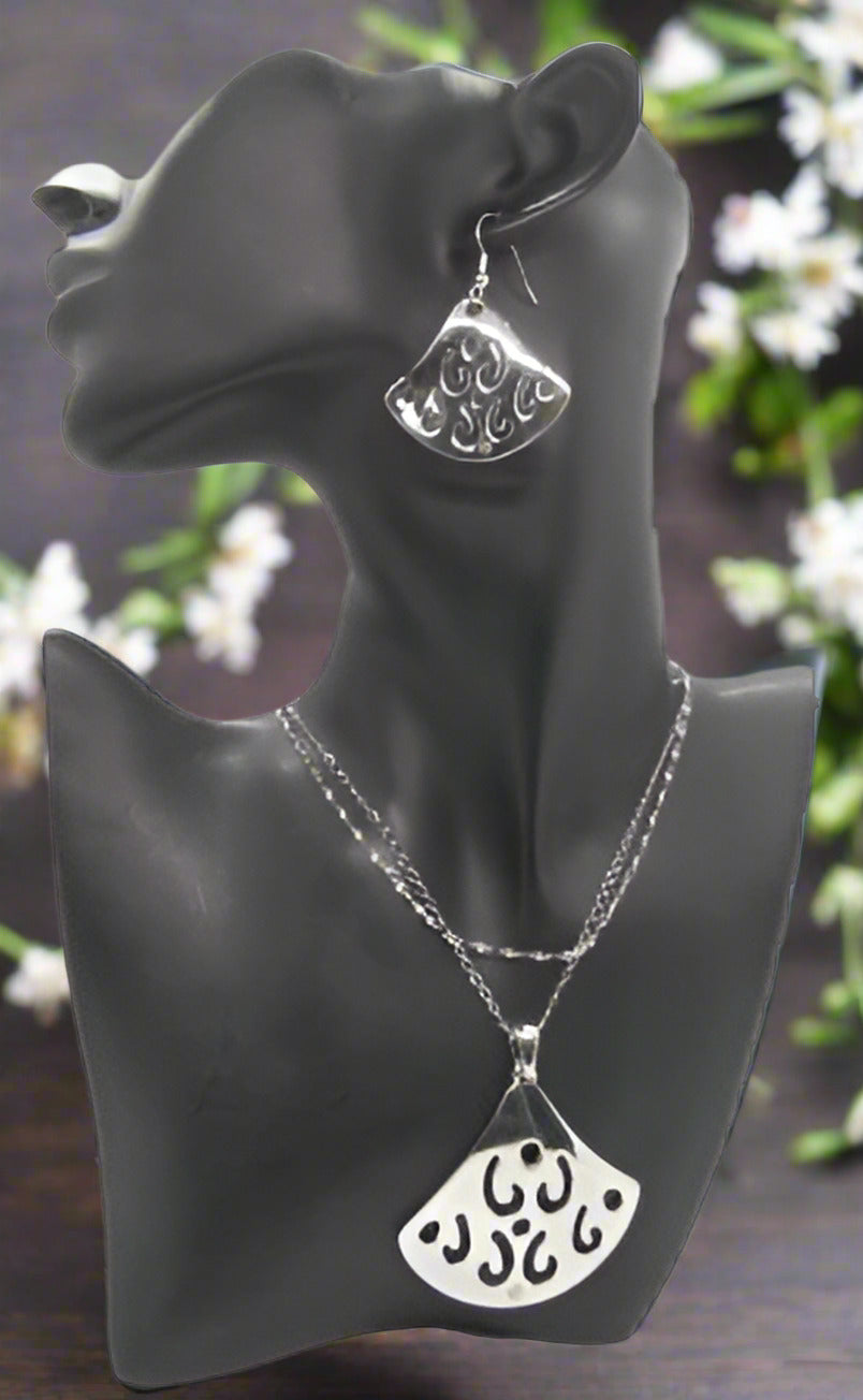 https://www.artistryjewelry.net/products/stunning-fancy-silver-necklace-set