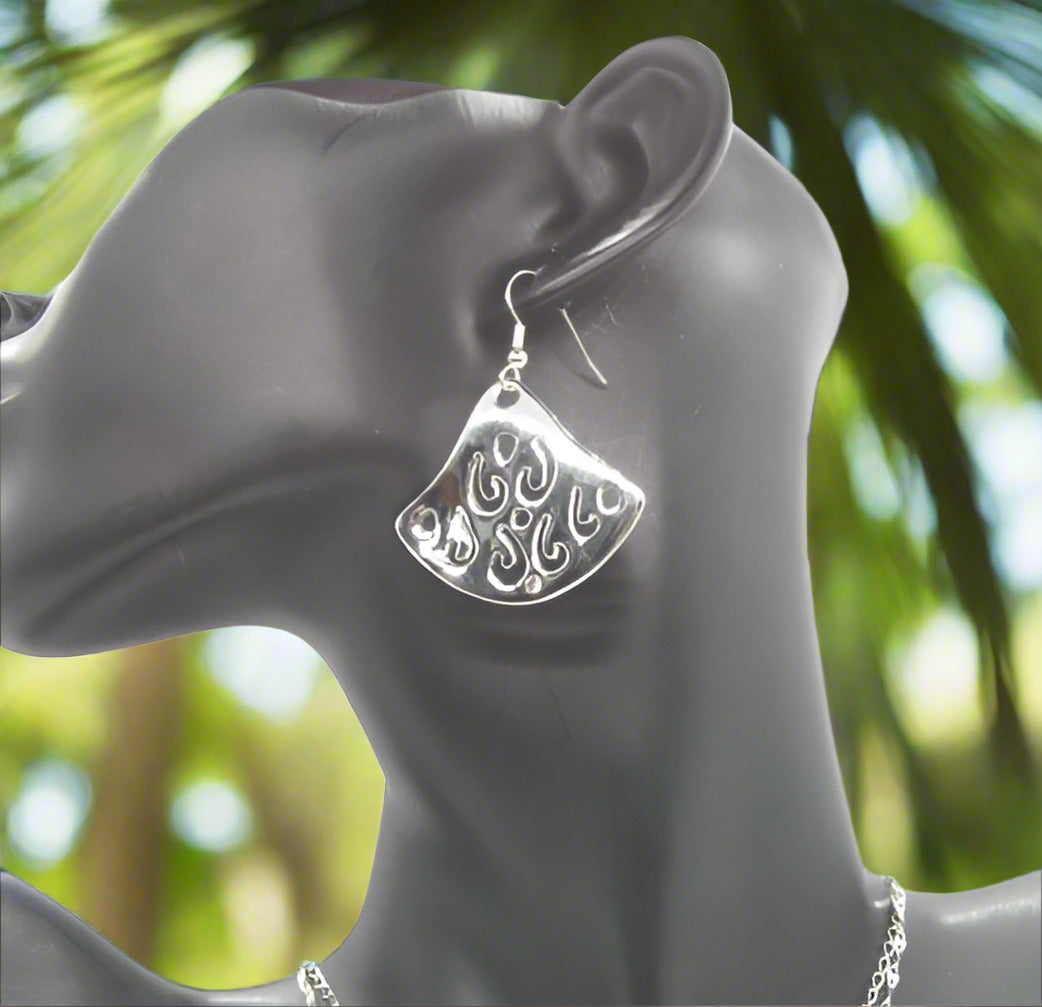 https://www.artistryjewelry.net/products/stunning-fancy-silver-necklace-set