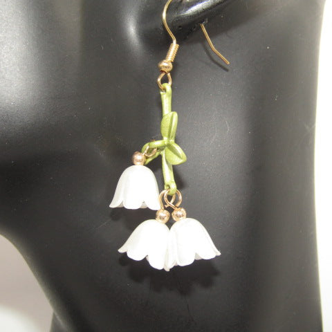 https://www.artistryjewelry.net/products/precious-white-flower-dangle-earrings