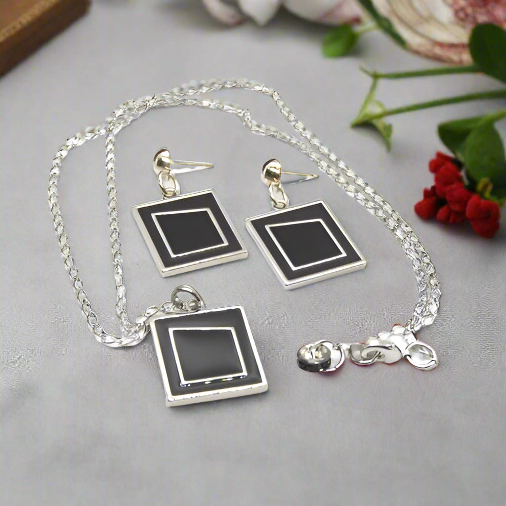 https://www.artistryjewelry.net/products/exciting-geo-necklace-set-128