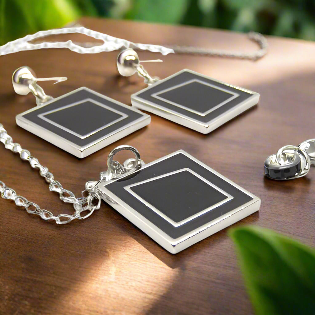 https://www.artistryjewelry.net/products/exciting-geo-necklace-set-128