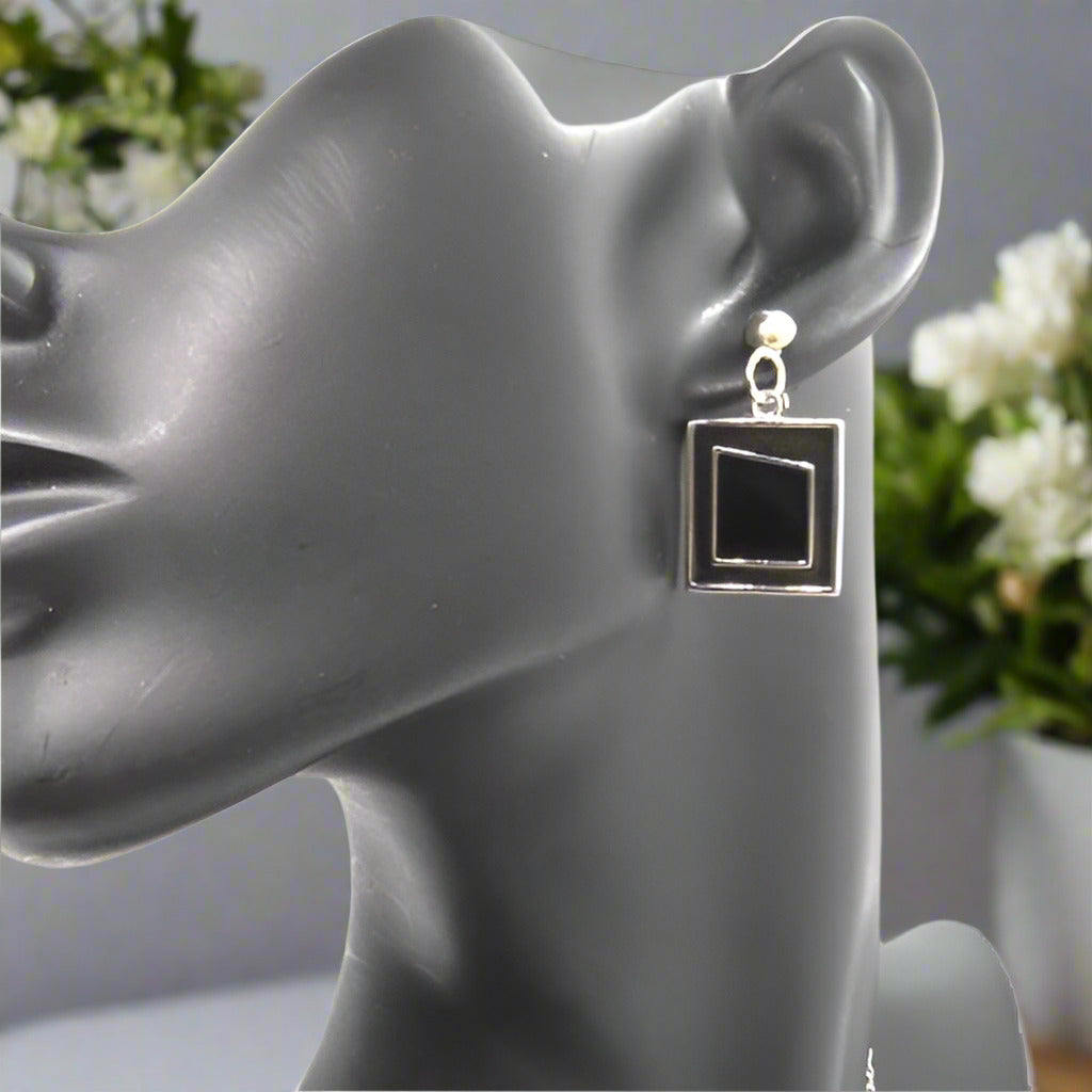 https://www.artistryjewelry.net/products/exciting-geo-necklace-set-128